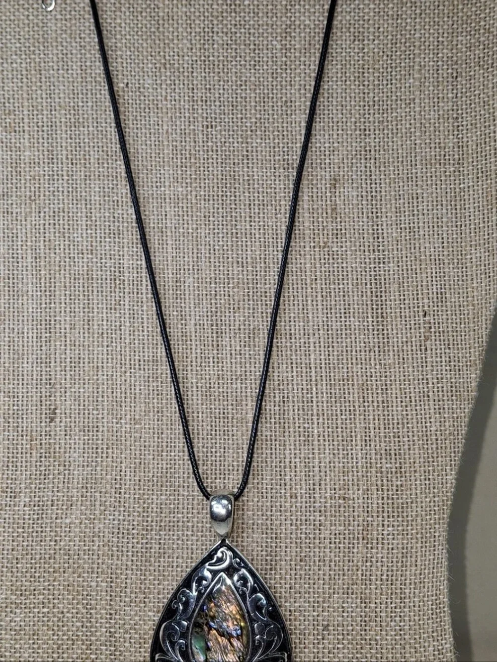 Vintage Teardrop-shaped Pendant Necklace